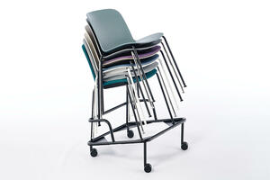 Mit dem praktischen Transportwagen kann der Stuhl leicht verschoben werden